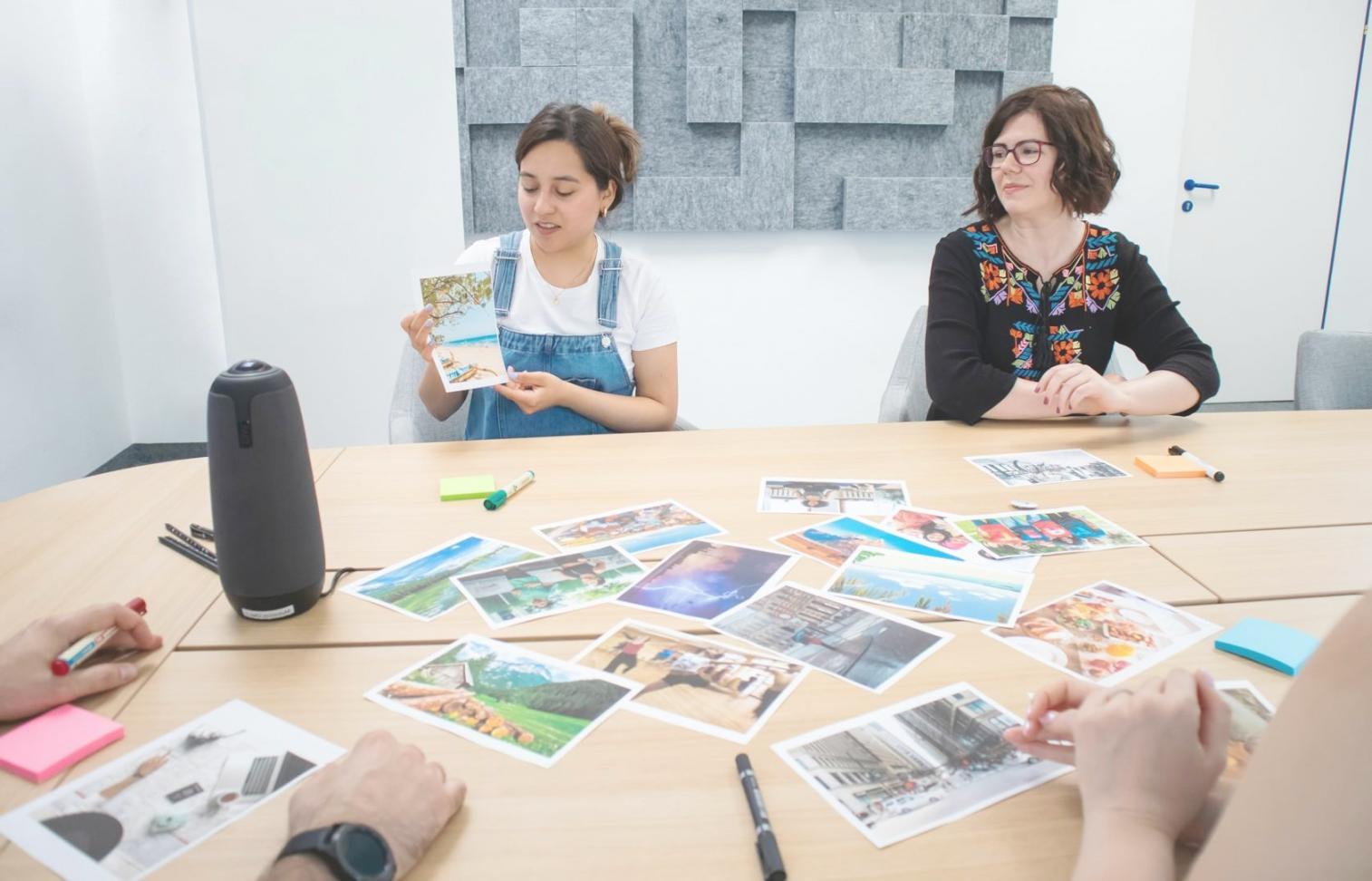 Atelier pratique de gestion financière avec participants en petits groupes